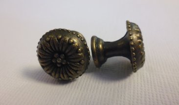 Daisy Jewels and Craft - Knobs x2